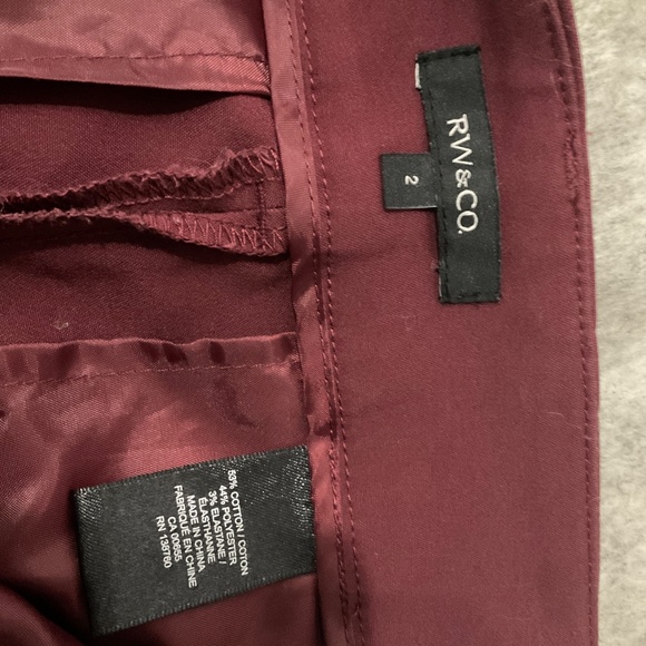 RW & CO 3/4 crop pants. Rust/ burgundy color size 2 - Picture 3 of 4